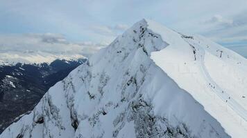 antenne visie van de helling van de ski toevlucht en zwart piramide top video