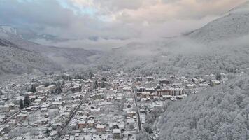 krasnaya polyana village, entouré par montagnes couvert avec neige video