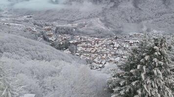 krasnaya polyana dorp, omringd door bergen gedekt met sneeuw video