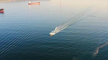 navios acordar, topo visualizar. aéreo zangão tiro sobre a barco. espuma trilha com ondas video