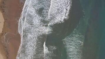 aéreo Visão do a mar e arenoso de praia dentro a verão estação depois de uma tempestade video