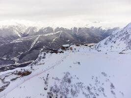 un ver de el krasnaya poliana esquí recurso y el Nevado montaña paisajes foto