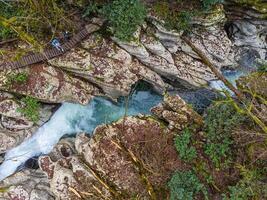 blanco rocas cañón ofertas un parte superior ver de el montaña río Entre el acantilados foto