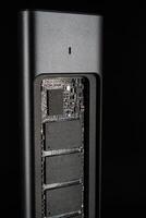 abierto ssd caso con dentro alta velocidad m.2 en negro fondo, externo USB conducir foto