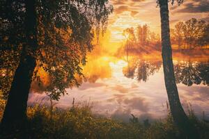 amanecer en un lago o río con un cielo reflejado en el agua, abedul arboles en el apuntalar y el rayos de sol rotura mediante ellos y niebla en otoño. estética de Clásico película. foto