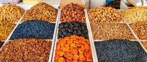 oriental seco frutas y nueces en el mostrador de el bazar. foto