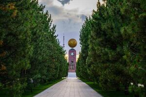 Monumento a el independencia y humanismo en oro globo formar a el independencia cuadrado, Taskent. foto