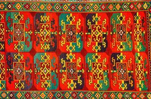 vistoso Clásico alfombra hecho por mano. oriental costura de el Diecinueveavo siglo. resumen antecedentes. foto