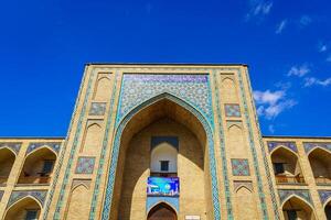 Entrada a mezquitas hecho de ladrillo en contra un azul despejado cielo. foto