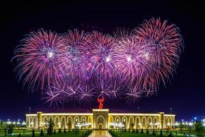 uzbekistán, Tashkent - septiembre 1, 2023 multicolor fuegos artificiales terminado el independencia Monumento en yangi Uzbekistán parque en Tashkent en independencia día. foto