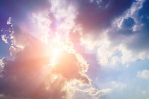 rayos de sol rotura mediante dramático cúmulo nubes cambio de clima. esperanza o religión concepto. foto