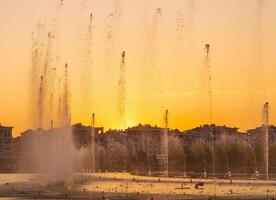 grande fuentes en el artificial estanque, iluminado por luz de sol a puesta de sol en Tashkent ciudad parque a Hora de verano. foto