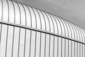 negro y blanco moderno edificio cubierto con metal aluminio paneles foto