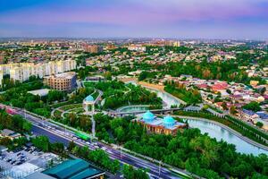 uzbekistán, Tashkent - abril 24, 2023 parte superior ver desde el observación cubierta en el Tashkent televisión torre a el central parte de el ciudad durante el crepúsculo. foto