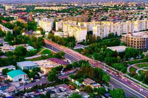 uzbekistán, Tashkent - abril 24, 2023 parte superior ver desde el observación cubierta en el Tashkent televisión torre a el central parte de el ciudad durante el crepúsculo. foto