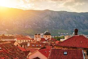 puesta de sol terminado el rojo embaldosado techos de el antiguo pueblo de kotor, montenegro foto