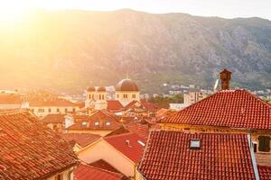 puesta de sol terminado el rojo embaldosado techos de el antiguo pueblo de kotor, montenegro foto