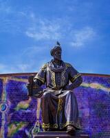 Monumento de ulugbek - un astrónomo, matemático y poeta desde el tímido dinastía en samarcanda, uzbekistán foto