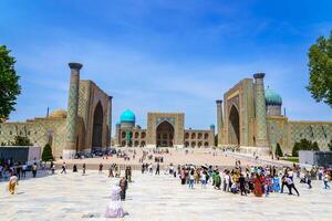 samarcanda, Uzbekistán - abril 27, 2023 registan cuadrado con ulugbek madraza, el famoso cuadrado en samarcanda, incluido en el la unesco mundo patrimonio sitio. foto