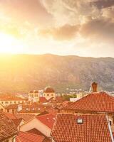 puesta de sol terminado el rojo embaldosado techos de el antiguo pueblo de kotor, montenegro foto