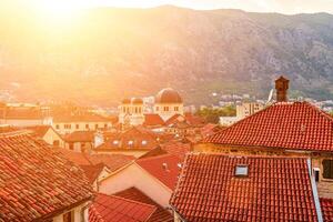 puesta de sol terminado el rojo embaldosado techos de el antiguo pueblo de kotor, montenegro foto