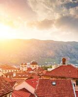 puesta de sol terminado el rojo embaldosado techos de el antiguo pueblo de kotor, montenegro foto