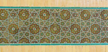 geométrico tradicional islámico ornamento. fragmento de un cerámico mosaico. foto