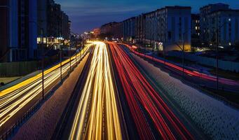 coche tráfico ligero a noche ciudad. foto