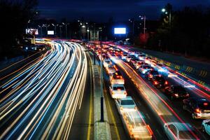 coche tráfico ligero a noche ciudad. foto