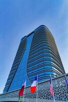 uzbekistán, Tashkent - marzo 6, 2023 edificio de hotel Hilton en un azul cielo antecedentes en Tashkent ciudad distrito. foto