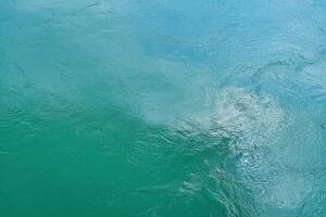 el textura de el olas de turquesa color de rápido agua en el río. foto