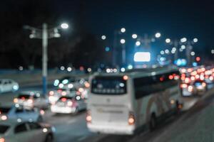 borroso coche tráfico ligero a noche ciudad. tráfico mermelada en noche prisa hora. foto