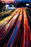 coche tráfico ligero a noche ciudad. foto