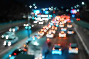 borroso coche tráfico ligero a noche ciudad. tráfico mermelada en noche prisa hora. foto