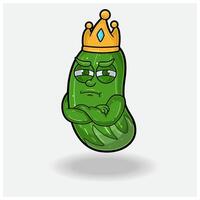 Pepino Fruta corona mascota personaje dibujos animados con celoso expresión. vector