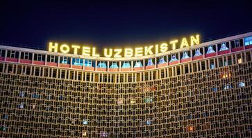 Taskent, Uzbekistán - marzo 14, 2023 ver a fachada de hotel Uzbekistán en Tashkent a Noche. foto