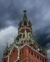 rojo cuadrado. spasskaya torre con un reloj. reunión nubes terminado el kremlin Moscú, Rusia. foto