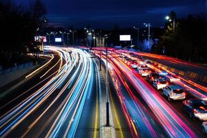 coche tráfico ligero a noche ciudad. foto