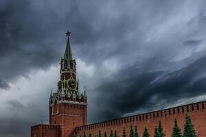 rojo cuadrado. spasskaya torre con un reloj. reunión nubes terminado el kremlin Moscú, Rusia. foto