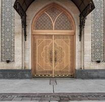 tallado de madera puertas con patrones y mosaicos foto