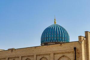 el azul Hazme de el musulmán mezquita en contra el azul cielo. foto