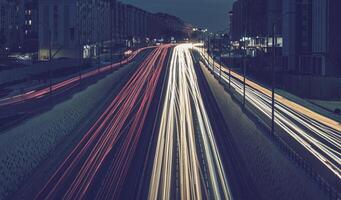 coche tráfico ligero a noche ciudad. foto