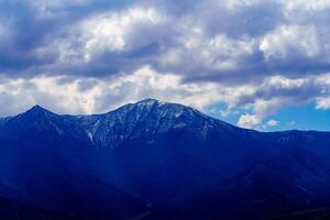 montaña parte superior cubierto con joven nieve y iluminado por el Dom en un soleado día en zaamín reservar. foto