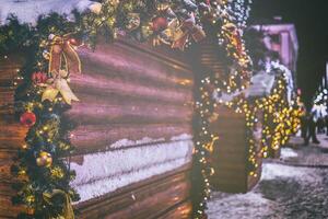 Navidad o nuevo años mercado en un Europa con casas decorado con juguete pelotas y guirnaldas a noche. Clásico película estético. foto