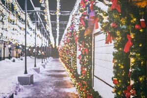 Navidad o nuevo años mercado en un Europa con casas decorado con juguete pelotas y guirnaldas a noche. Clásico película estético. foto