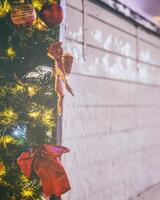 Navidad o nuevo años mercado en un Europa con casas decorado con juguete pelotas y guirnaldas a noche. Clásico película estético. foto