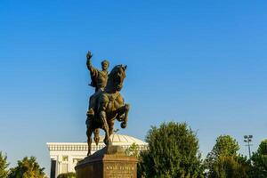 Taskent, Uzbekistán - octubre dieciséis, 2023 Monumento amir timur o tamerlán en un soleado día. foto