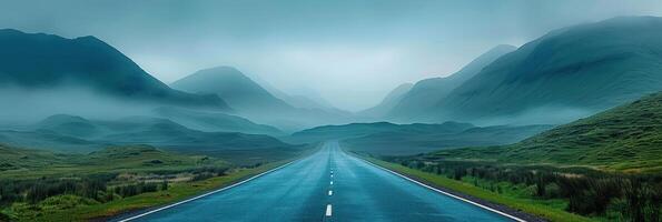 un largo la carretera extensión hacia distante montañas debajo un claro cielo foto