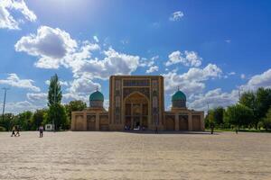 uzbekistán, Tashkent - octubre 4, 2023 Hazrati imán complejo en un soleado día con un nublado cielo. foto