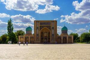 uzbekistán, Tashkent - octubre 4, 2023 Hazrati imán complejo en un soleado día con un nublado cielo. foto